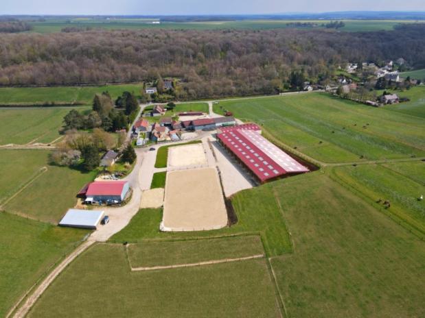 vue aérienne pension pour chevaux